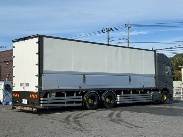 VOLVO：FH：グローブトロッター：ウィング：ブラックウルフホイール：木床