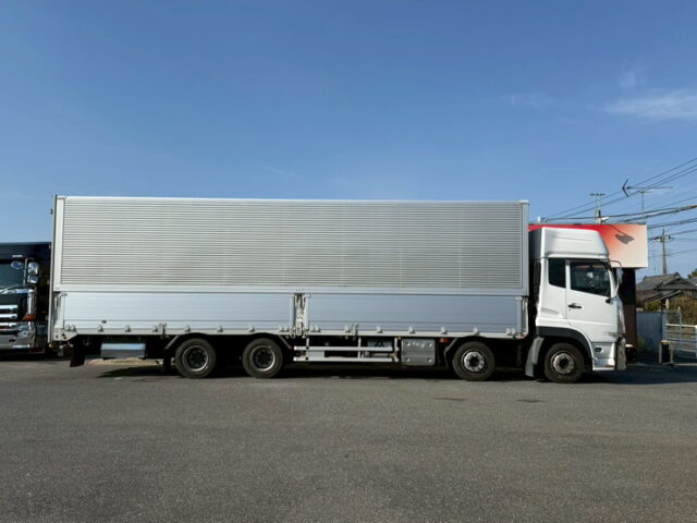 UDトラックス：クオン：ハイルーフ：ウィング：メッキ多数：木床：ラッシング2段