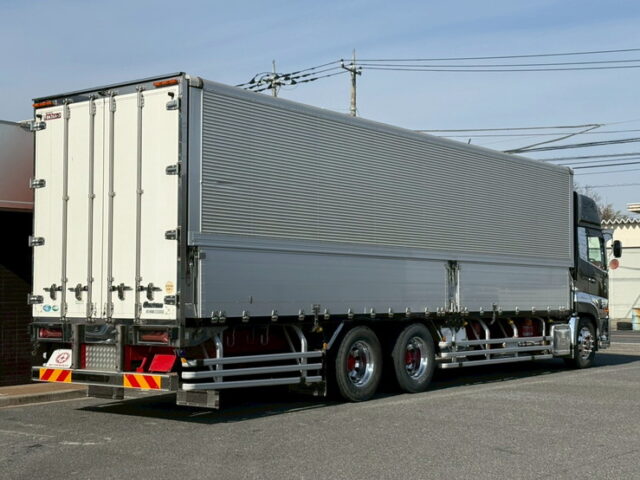 クオン:ハイルーフ:ウィング:メッキ多数:ステンレスバイザー:アルミホイール