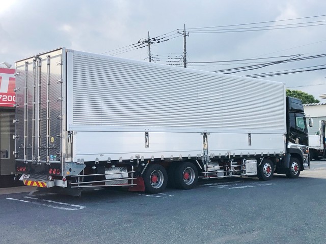 【243】ＵＤトラックスクオン　低床　アルミウイング　総輪エアサス　