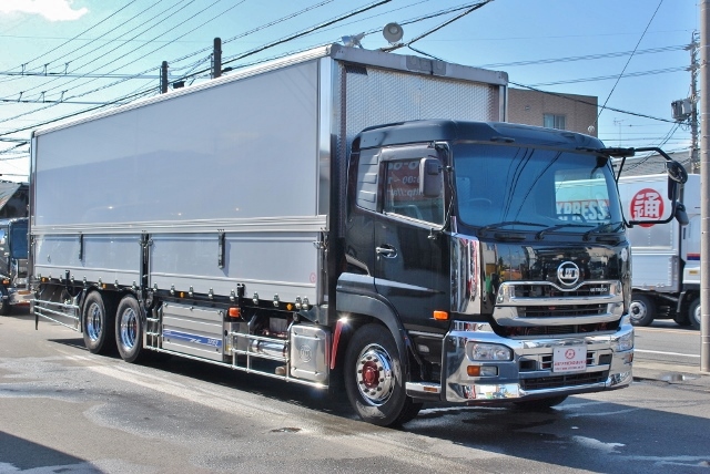 【200】ＵＤトラックス　クオン　中低床　冷凍ウイング　リヤエアサス
