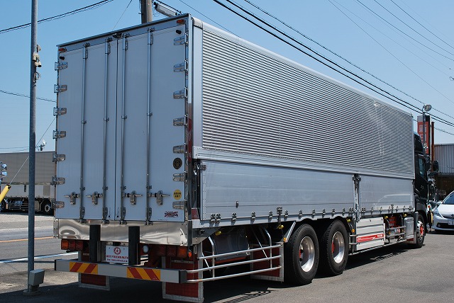 【253】ＵＤトラックスクオン　中低床　冷凍ウイング　ハイルーフ　リヤエアサス