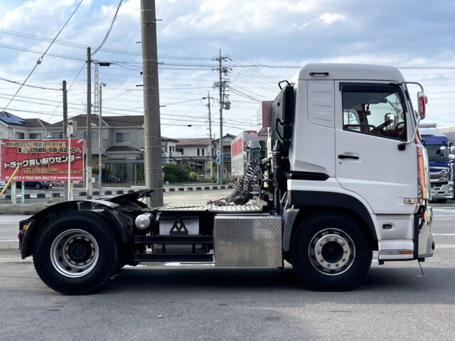 UDトラックス：クオン：トレーラーヘッド：メッキ多数：第5輪荷重11.500㎏