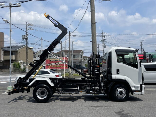 いすゞ：フォワード：登録済未使用：アームロール：3人乗り：ベッドレス：積載3.750㎏