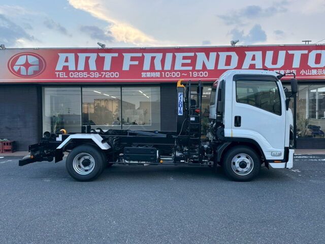 いすゞ：フォワード：登録済未使用：アームロール：3人乗り：ベッドレス：積載3.750㎏