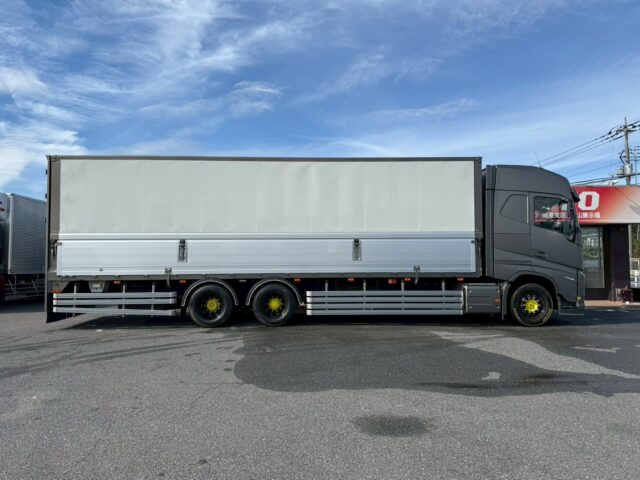 VOLVO：FH：グローブトロッター：ウィング：ブラックウルフホイール：木床