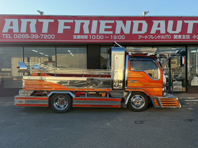 いすゞ：エルフ：イベント車：架装多数：カスタムペイント：荷台トランク仕様：マニ割り