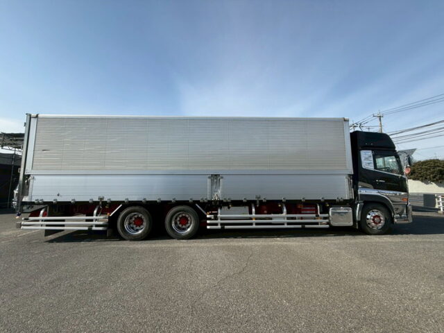 クオン:ハイルーフ:ウィング:メッキ多数:ステンレスバイザー:アルミホイール