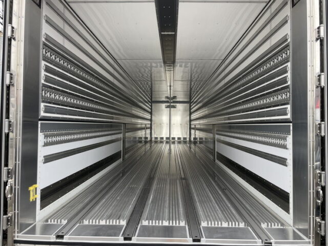 トレクス：トレーラー：冷凍ウィング：未使用：3軸：リフトアクスル：前壁：冷凍機