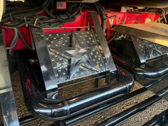 いすゞ：エルフ：イベント車：架装多数：カスタムペイント：荷台トランク仕様：マニ割り