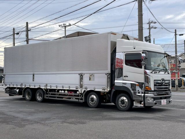 日野　プロフィア　ハイルーフ　ウィング　寝台メッキ　ステンレス多数