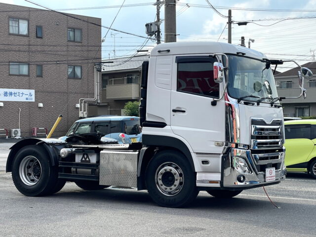 UDトラックス：クオン：トレーラーヘッド：メッキ多数：第5輪荷重11.500㎏