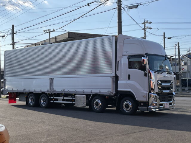 いすゞ　ギガ　ハイルーフ　ウィング　未使用車　アルミホイール　メッキ多数
