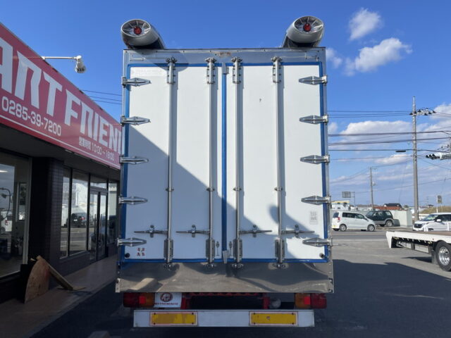 【委託販売車両】いすゞ：フォワード：205馬力：6MT：リア門口ステンレス：木床：ロケット：舟形バンパー：ステンレス多数　