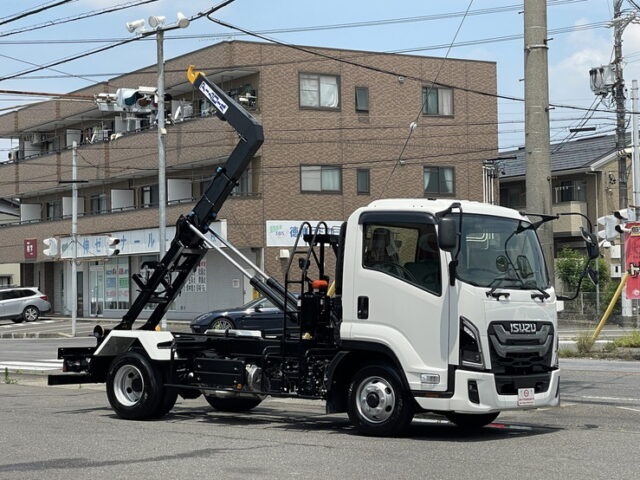 いすゞ：フォワード：登録済未使用：アームロール：3人乗り：ベッドレス：積載3.750㎏