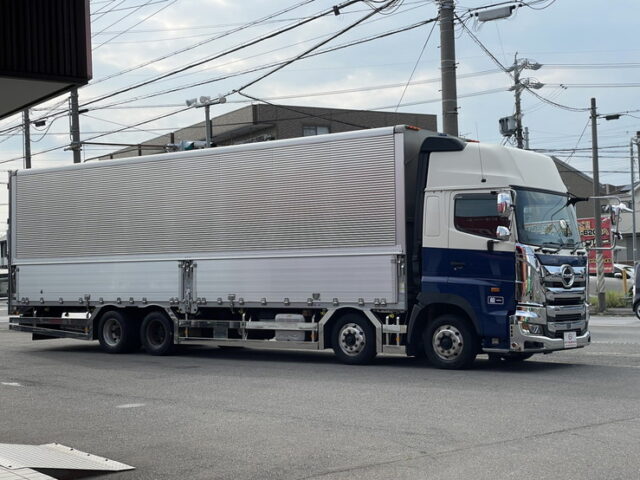 日野：17プロフィア：ハイルーフ：メッキ多数：ステンレス多数：アルミホイール