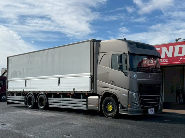 VOLVO：FH：グローブトロッター：ウィング：ブラックウルフホイール：木床