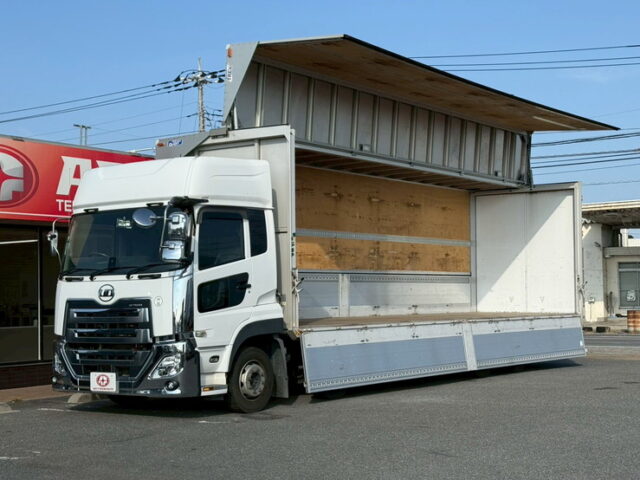 UDトラックス：クオン：ハイルーフ：ウィング：メッキ多数：木床：ラッシング2段