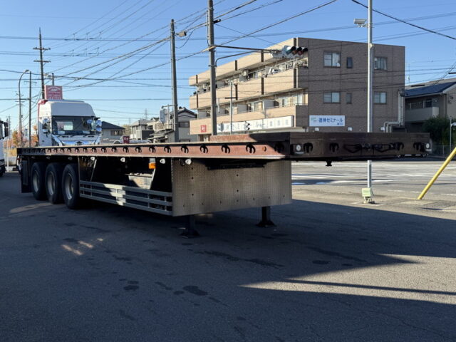 東邦：トレーラー：まな板：3軸：スタンション多数：内フック多数：最大積載量27.500㎏