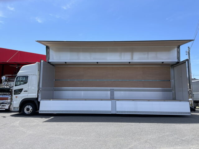 日野　17プロフィア　未使用　ハイルーフ　アルミホイール　リア門口ステンレス　7速MT