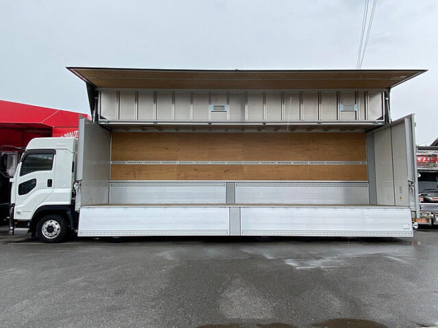 【826】H30　ギガ　4軸　ウィング　格納ゲート　7速MT　エアサス　走行距離10万km以下