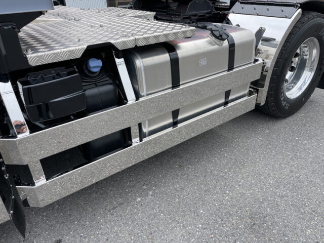 新品架装済　トレーラーヘッド　ハイルーフ　未使用　D尺　第5輪荷重11.500㎏　プレミアムライン