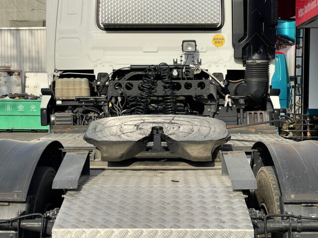 UDトラックス：クオン：トレーラーヘッド：メッキ多数：第5輪荷重11.500㎏