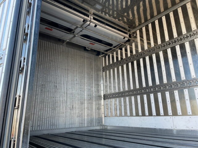 UD クオン：ハイルーフ：冷凍バン：トレクス造りボデー：横扉：ステンレス多数：AT