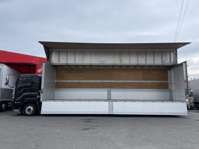 いすゞ　ギガ　ウィング　メッキ多数　ステンレス多数　アルミホイール