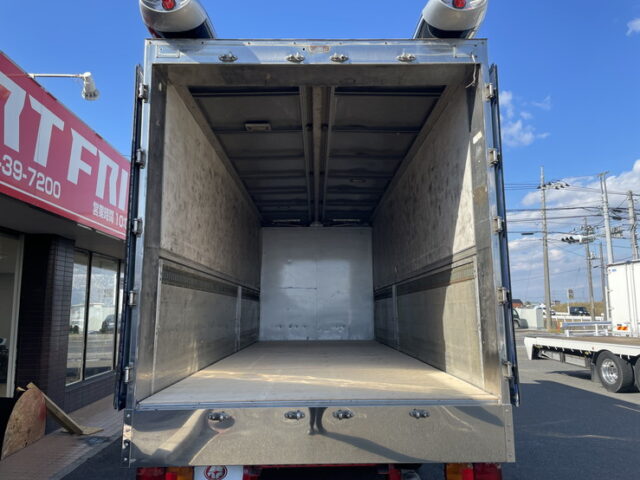 【委託販売車両】いすゞ：フォワード：205馬力：6MT：リア門口ステンレス：木床：ロケット：舟形バンパー：ステンレス多数　