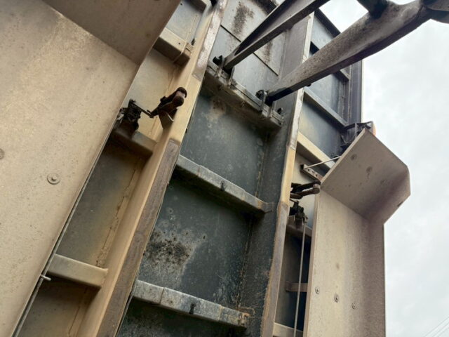 日野：17プロフィア：ダンプ：5300×2300：メッキ多数：7速MT：380馬力：電動コボレーン