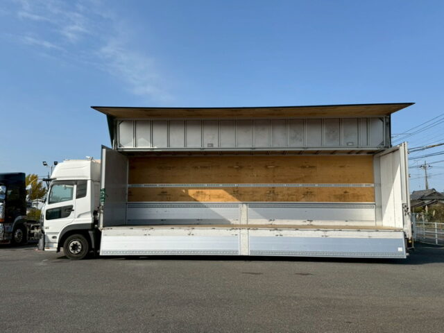UDトラックス：クオン：ハイルーフ：ウィング：メッキ多数：木床：ラッシング2段