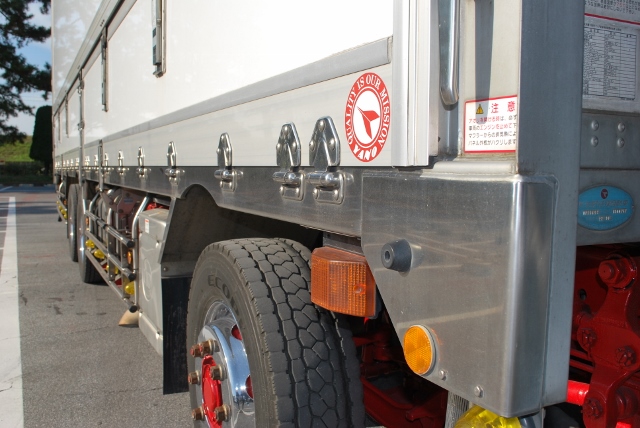 Ｈ２２　ＵＤ　クオン　４軸低床　冷凍ウィング　総輪エアサス　ジョルダー４列　キーストン