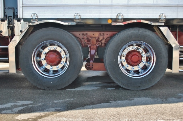 【200】ＵＤトラックス　クオン　中低床　冷凍ウイング　リヤエアサス