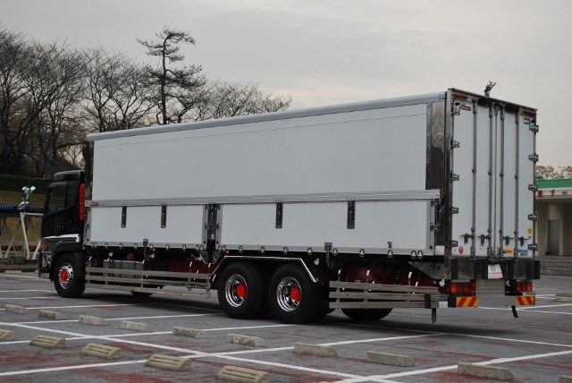 Ｈ26　ＵＤトラックス　クオン　高床冷凍ウィング　リアエアサス