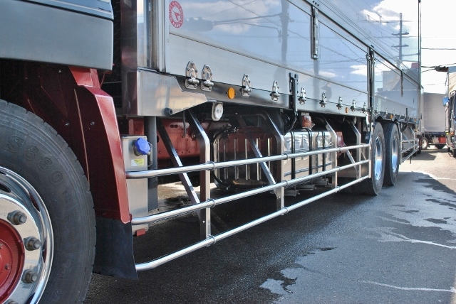 【200】ＵＤトラックス　クオン　中低床　冷凍ウイング　リヤエアサス