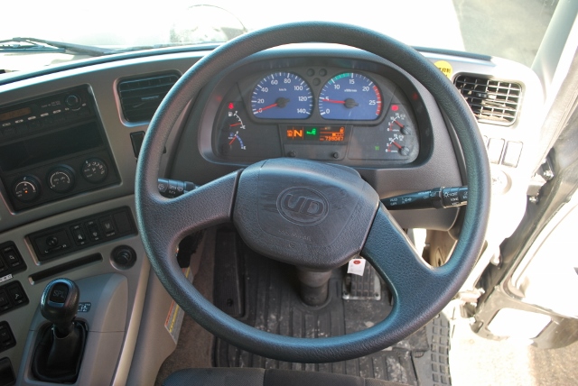 【200】ＵＤトラックス　クオン　中低床　冷凍ウイング　リヤエアサス