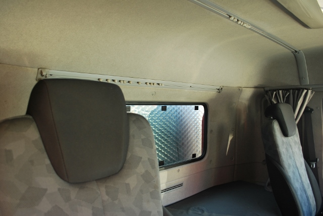 【200】ＵＤトラックス　クオン　中低床　冷凍ウイング　リヤエアサス