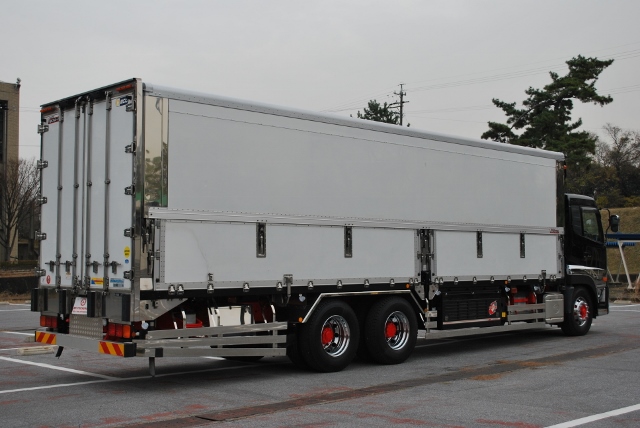 Ｈ26　ＵＤトラックス　クオン　高床冷凍ウィング　リアエアサス