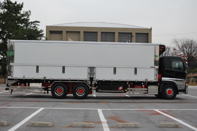 Ｈ26　ＵＤトラックス　クオン　高床冷凍ウィング　リアエアサス