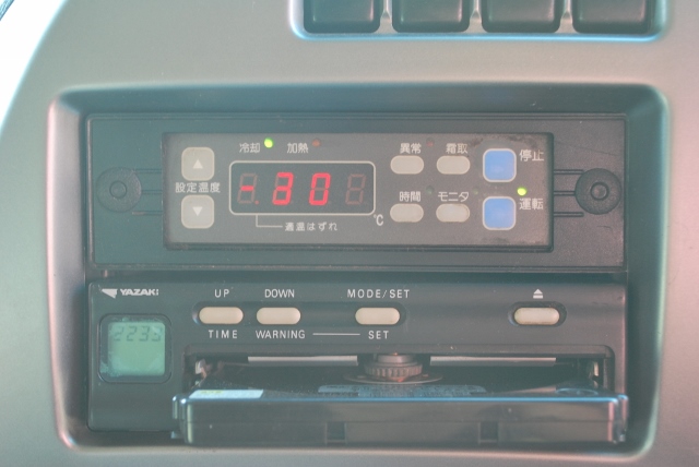 【200】ＵＤトラックス　クオン　中低床　冷凍ウイング　リヤエアサス