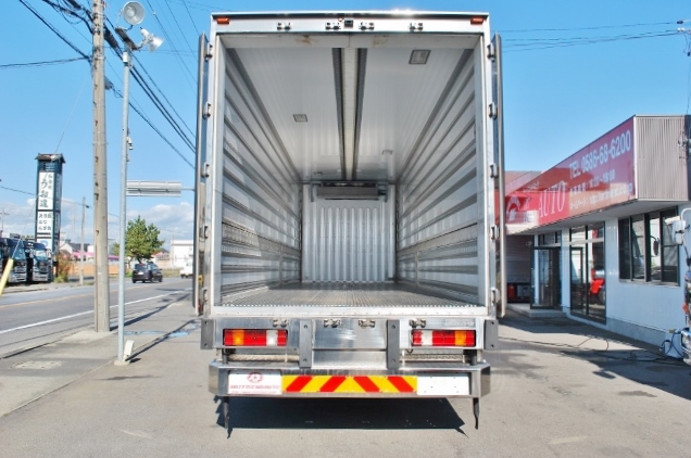 【200】ＵＤトラックス　クオン　中低床　冷凍ウイング　リヤエアサス