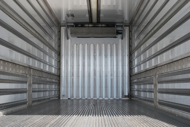 【200】ＵＤトラックス　クオン　中低床　冷凍ウイング　リヤエアサス