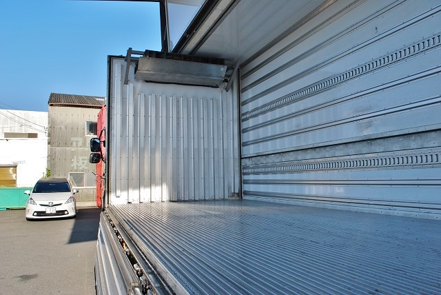 【200】ＵＤトラックス　クオン　中低床　冷凍ウイング　リヤエアサス