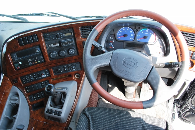 【92】Ｈ23　ＵＤトラックス　クオン　4軸低床　アルミウイング　格納ゲート付　ハイルーフ　総輪エアサス