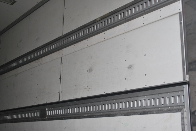 【42】H25  UDトラックス　クオン　中低床冷凍ウイング　リアエアサス