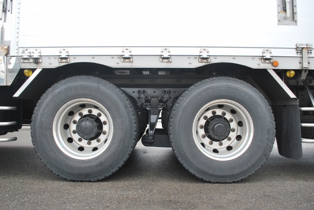 【42】H25  UDトラックス　クオン　中低床冷凍ウイング　リアエアサス