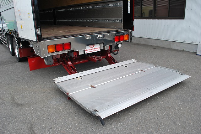 【248】ＵＤトラックスクオン　低床　アルミウイング　ハイルーフ　格納ゲート