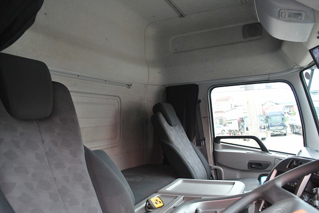 【248】ＵＤトラックスクオン　低床　アルミウイング　ハイルーフ　格納ゲート