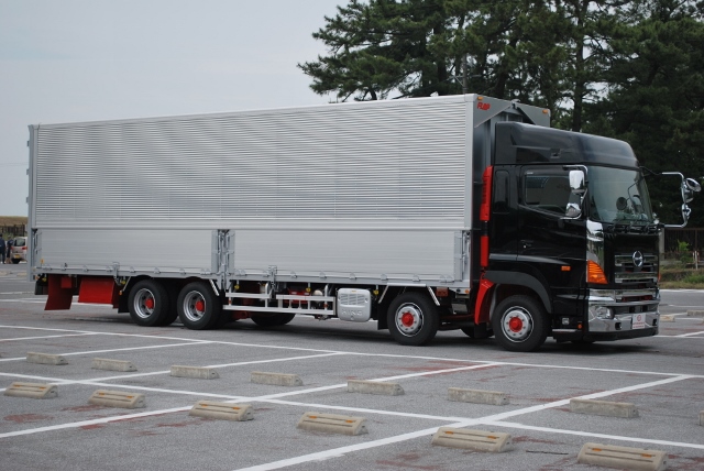 日野　グランドプロフィア　4軸低床　ヤマダボデー　ハイルーフ　新車